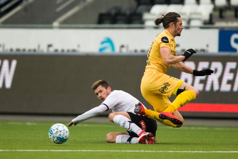Bodø/Glimts Amor Layouni får seg en flyvetur over en Odds Vebjørn Hoff Foto: Trond Reidar Teigen / NTB scanpix