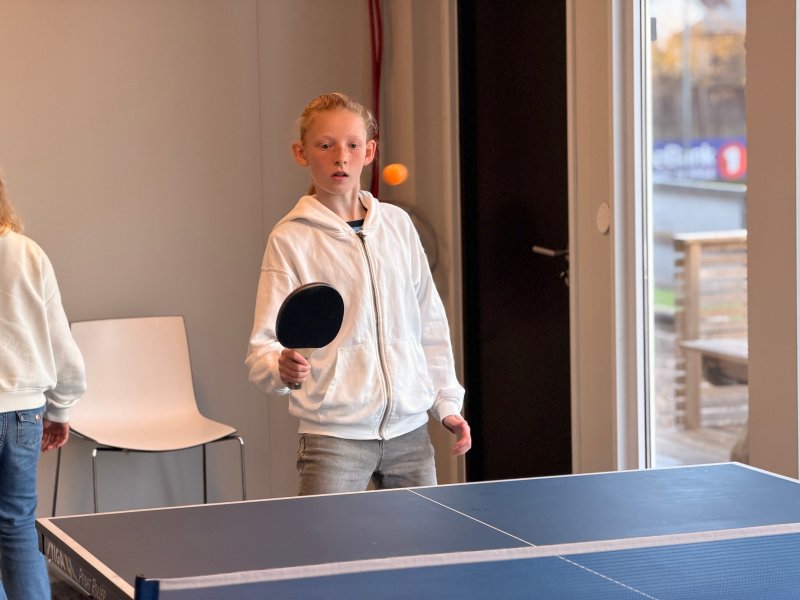 Det er ikke bare fotball man kan spille på FFO. Her ser vi Angelica er i gang med bordtennis.