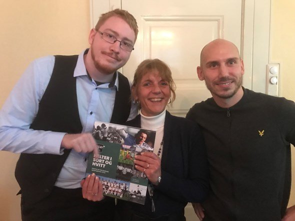 Sondre og Tonje fikk en jubileumsboka til Odd og signaturen til fotballhelten Jone som en ekstra takk for innsatsen.