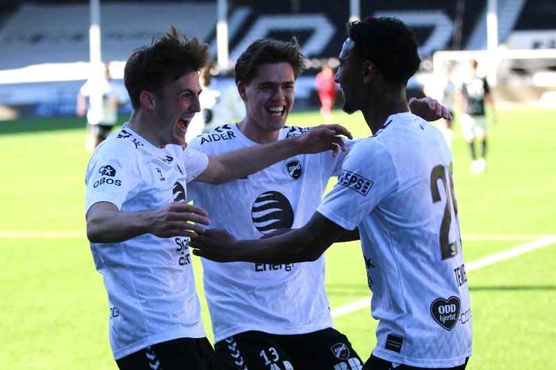 Syver Aas, Samuel Skree Skjeldal og Faniel Tewelde feirer sammen