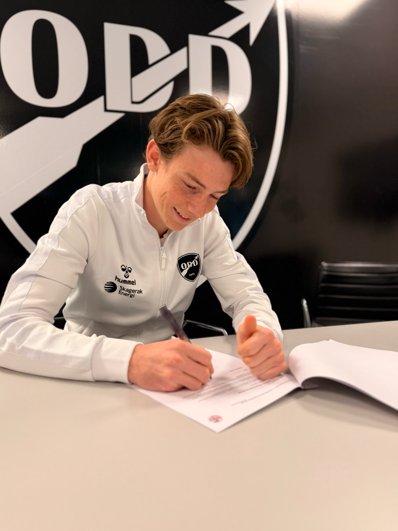 Rodger Holte signerer kontrkten