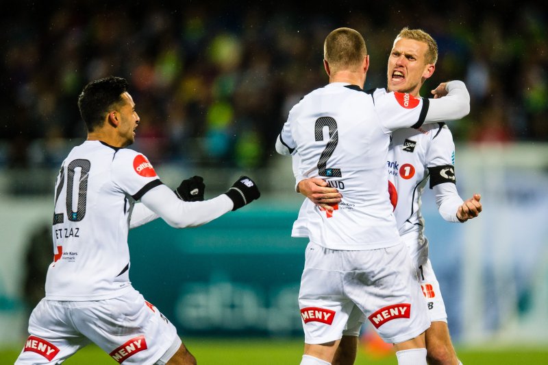 Espen Ruud scorer og blir gratulert av Steffen Hagen og Etzaz Hussain , Foto: Marius Simensen, Digitalsport