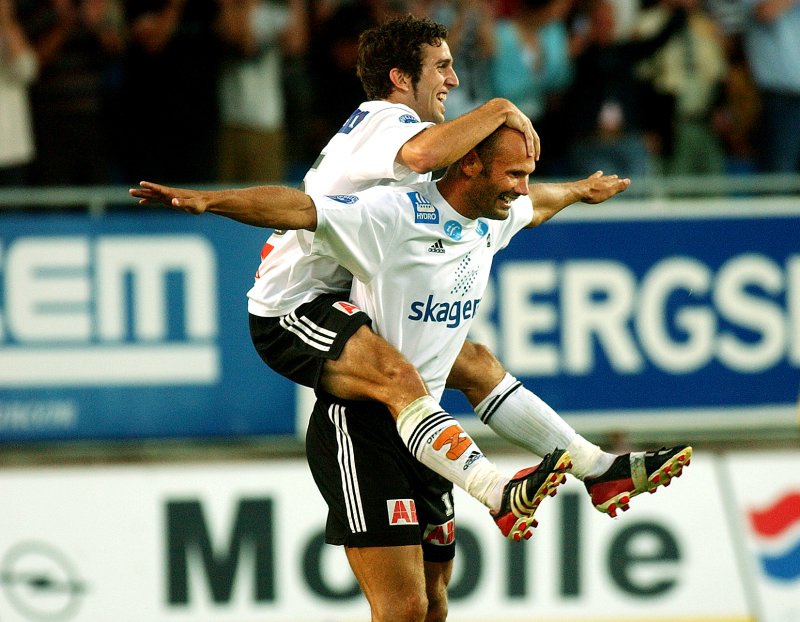 Edwin van Ankeren feirer med Espen Hoff på ryggen i 2002.